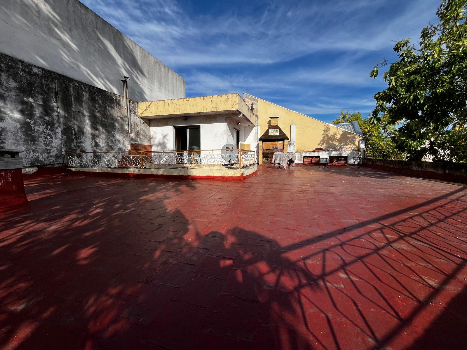 CASA EN ESQUINA GARAGE, QUINCHO Y TERRAZA FRENTE A MUSEO MARADONA – IDEAL INVERSIÓN O 2 FAMILIAS — foto 1